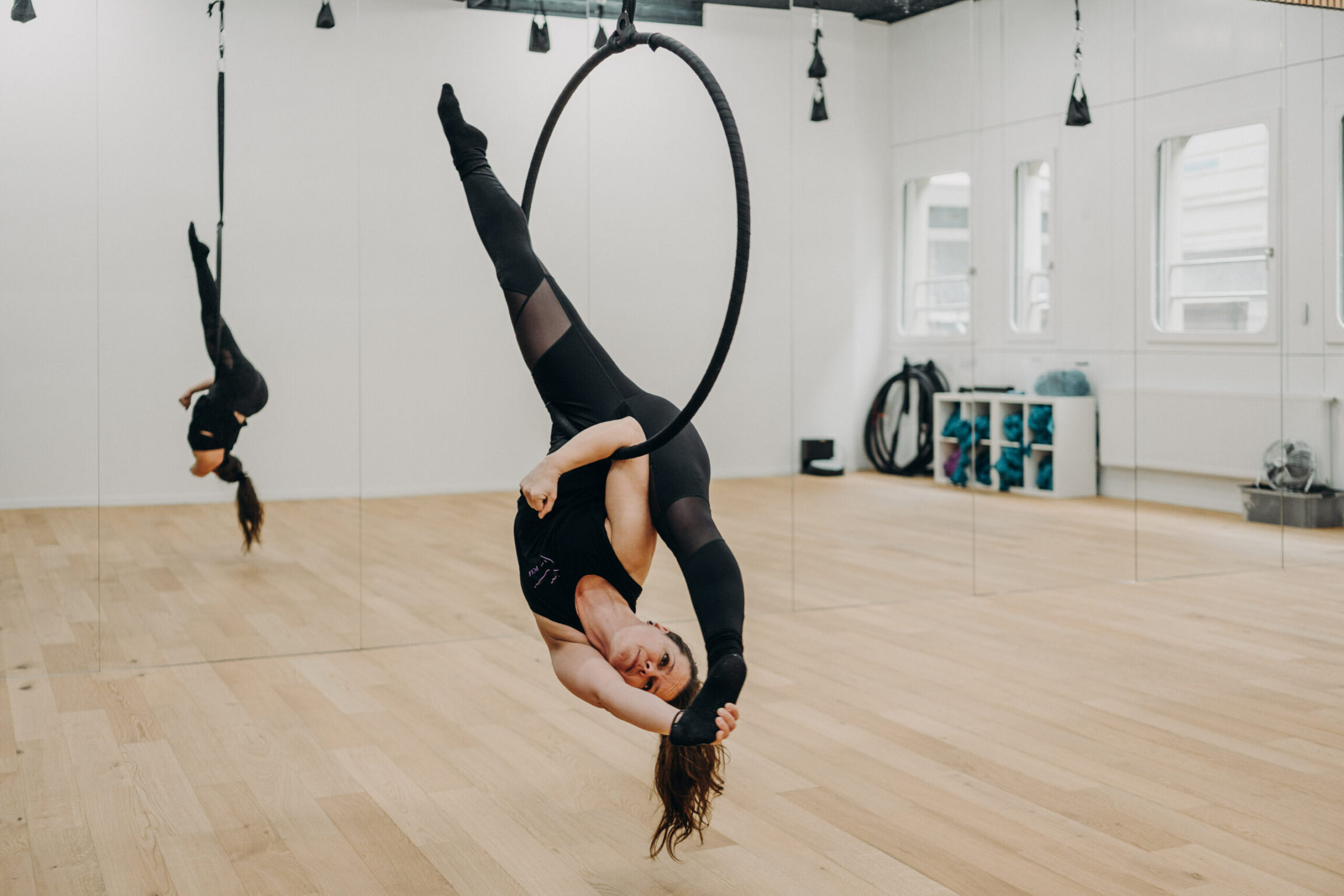Élève en figure dans le cerceau aérien chez PoleMovement