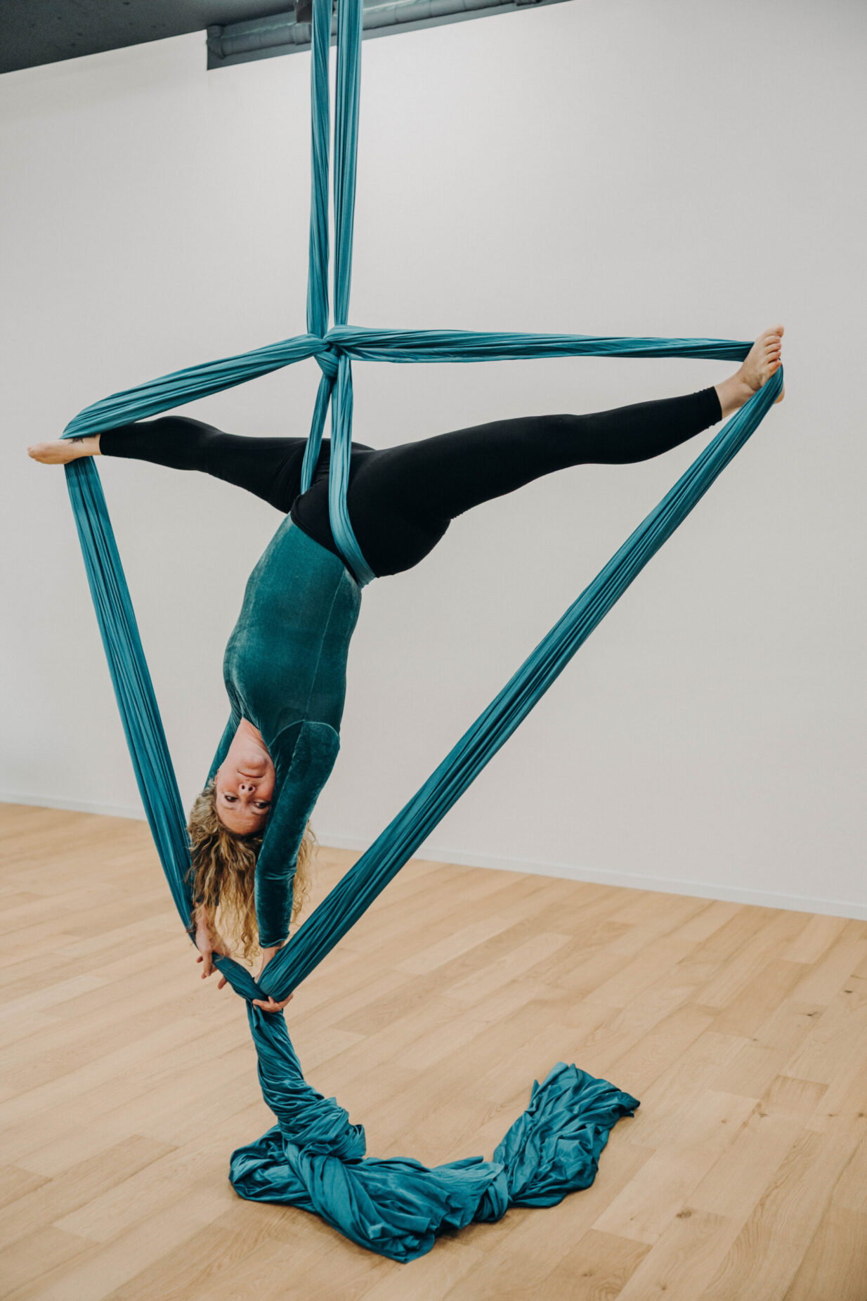 Figure en grand écart aux tissus aériens au studio PoleMovement de Fribourg