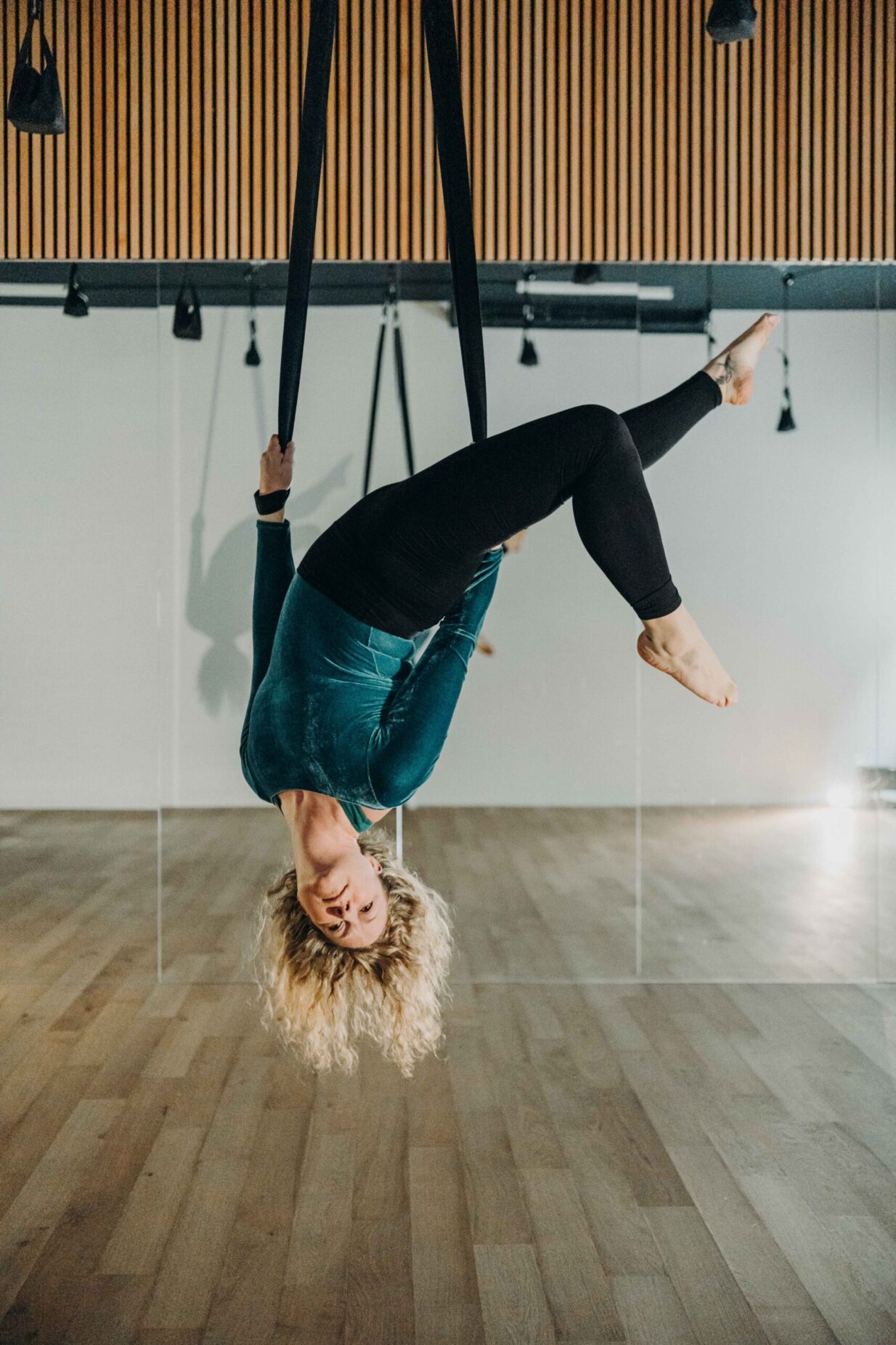 Élève en inversion dans un hamac aérien au studio PoleMovement de Fribourg