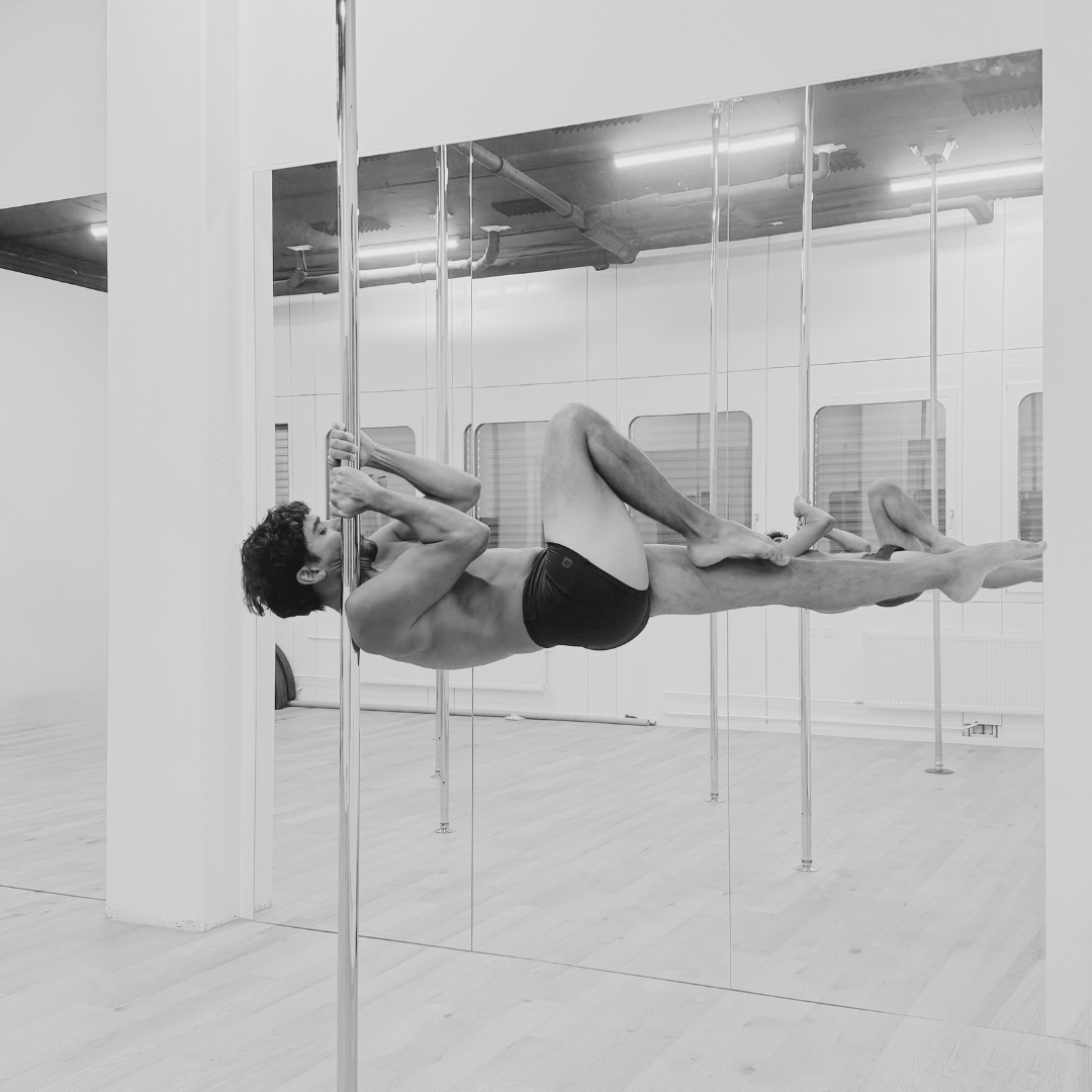 David, prof chez PoleMovement, en figure de pole dance